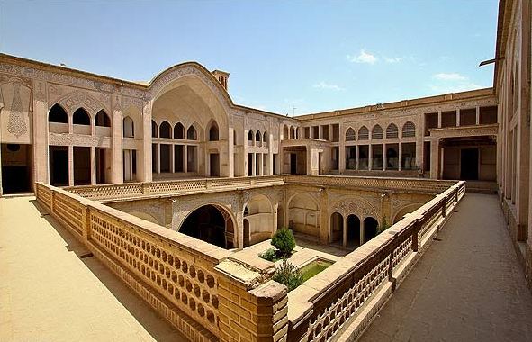 استقبال مسافران از خانه ملاصدرا استقبال مسافران از خانه ملاصدرا