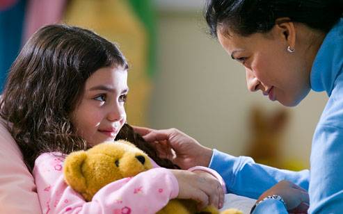 کودک عصبانی را با در آغوش گرفتن آرام کنید Calm the angry child