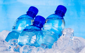 بطری های یک بار مصرف آب را در فریزر نگذارید بطری های یک بار مصرف آب را در فریزر نگذارید