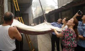 فیلم گیر کردن سر دختر ۵ ساله بین نرده ها 2013-12-20_175235