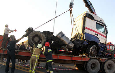 کرمانشاه؛ ۲۳ زخمی در حادثه تصادف تریلی با اتوبوس 2013-12-27_193359