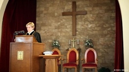 اولین کشیش زن رسمی در تمام لبنان و خاورمیانه اولین کشیش زن رسمی در تمام لبنان و خاورمیانه