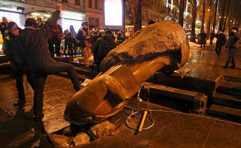 بار دیگر حمله افراد ناشناس به مجسمه لنین اوکراین بار دیگر حمله افراد ناشناس به مجسمه لنین اوکراین