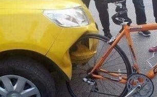 تصویری جالب از تصادف خودرو چینی با دوچرخه آلمانی !! 2014-02-22_012652
