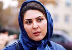 عکس لاله اسکندری در کنار مادر و خواهرش 2014-04-20_122039