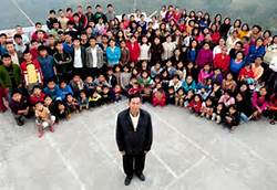 بزرگترین خانواده دنیا ، مردی با ۳۹ همسر +عکس The man with 39 wives