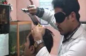 آرایش با چشم بسته و رکورد جهانی آرایشگر ایرانی + فیلم آرایش با چشم بسته