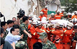 کشته شدگان زمین لرزه ۶.۵ ریشتری چین به ۴۰۰ نفر رسید زلزله چین با بیش از 400 کشته