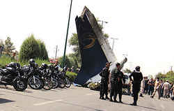 جزئیات و تصاویر/ سقوط هواپیما در تهران ۴۰ کشته و ۸ زخمی 2014-08-10_115701