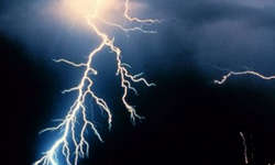 دختر ۱۲ ساله بر اثر صاعقه درگذشت ! صاعقه