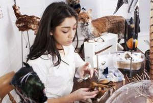 دختری که گوشت حیوان مرده می خورد + عکس elle kaye taxidermist