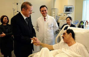 «ابراهیم تاتلیس» خواننده مشهور ترک همچنان در کما است 2015-03-25_121146