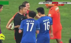 فیلم / درگیری دوبازیکن بر سر زدن پنالتی 2015-03-25_181635