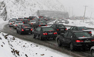 هواشناسی / بارش برف و ترافیک سنگین محور کرج – چالوس 2015-03-26_220850