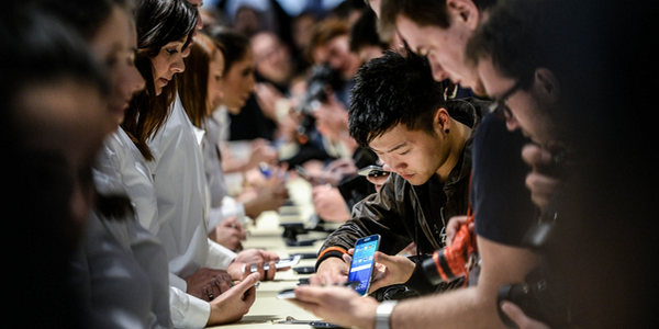 آبرو ریزی سامسونگ در افتتاحیه گلکسی Galaxy s6 2015-04-06_011636