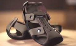 اختراعی برای فقرا / کفشی که همراه پا رشد می کند 2015-04-26_021402