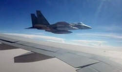 فیلم / تهدید هواپیمای ایرانی توسط جنگنده های عربستان 2015-05-01_170736