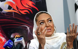 نیکی کریمی در خودروی امیر قلعه نویی + عکس 2015-05-28_025627