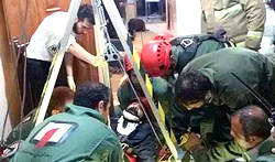 سقوط چاه کن در چاه ۲۰ متری + عکس 2015-08-13_140034