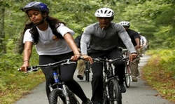 تفریح و دوچرخه سواری اوباما با دخترانش + عکس 2015-08-23_183804