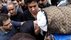 عکس مادر علی طباطبایی (بازیگر) / بوسه مادر بر کفن 2015-09-03_0240340