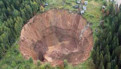ایجاد حفره ای عجیب در روسیه که خانه ها را می بلعد + عکس 2015-09-05_220416