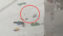 پرت شدن زائران قبل از حادثه سقوط جرثقیل در مکه + فیلم طوفان و حادثه جرثقیل در مکه و مسجد الحرام