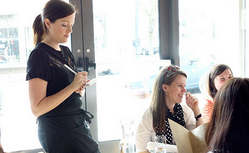 اخراج کارمندان دختری که چاق شوند / قانونیست پیشخدمت دختر