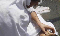 مادری در سوگ فرزند ؛ کوچکترین قربانی حادثه منا + عکس مادری در سوگ فرزند ؛ کوچکترین قربانی حادثه منا + عکس