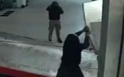 سارقان حرفه ای خودپرداز بانک را با خود بُردند! + فیلم سارقان حرفه ای خودپرداز بانک را با خود بُردند! + فیلم