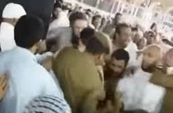 فیلم / لحظه دستگیری فردی که قصد آتش زدن کعبه را داشت alharigh